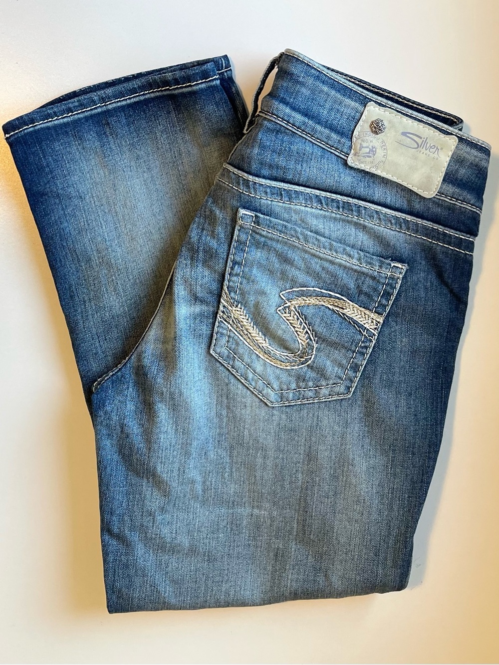 Silver Jeans Suki Mid Capri - Distressed Curvy Super Stretch - Size 29 | 22.5